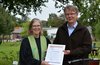 Stephan Janbeck übergibt Pastorin Anja Kapust die oekofaire Urkunde (Foto Anja Ahrens)