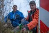 Gero Hoffmann mit seinem 16-jährigen Sohn Marek an einem Leerrohr für schnelles Internet. Doch bis die Glasfaser eingebracht wird, werden wohl noch Monate vergehen.