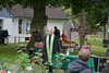 Pastorin Anja Kapust bei ihrer Predigt zum Apfelrauschgottesdienst inmitten von biblischen Pflanzen im Bibelgarten (Foto Anja Ahrens)