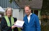 Pastorin Anja Kapust erhält oekofaire Plakette von Pastor Ingo Gutzmann (Foto Anja Ahrens) 