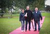Auf dem Weg zum Gasthof Medelby. Ehefrau Katrin Clausen, links und Jens-Peter Clausen auf dem roten Teppich. Thomas Jessen, Bürgermeister des Nachbarortes Osterby, rechts im Bild, dankt für das Engagement. 
